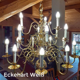 Eckehart Weiß: Restaurierter zwölfarmiger Messingleuchter - Fotografie (Messing-Deckenleuchter mit nachträglich und neu eingezogener elektrischer Beleuchtung)