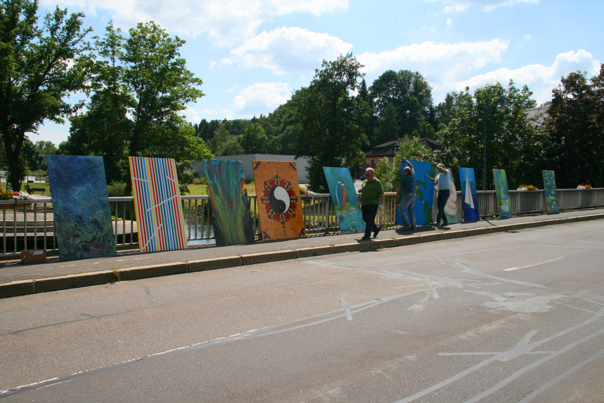 Bilder auf der Brücke, sie stehen zum Hängen bereit